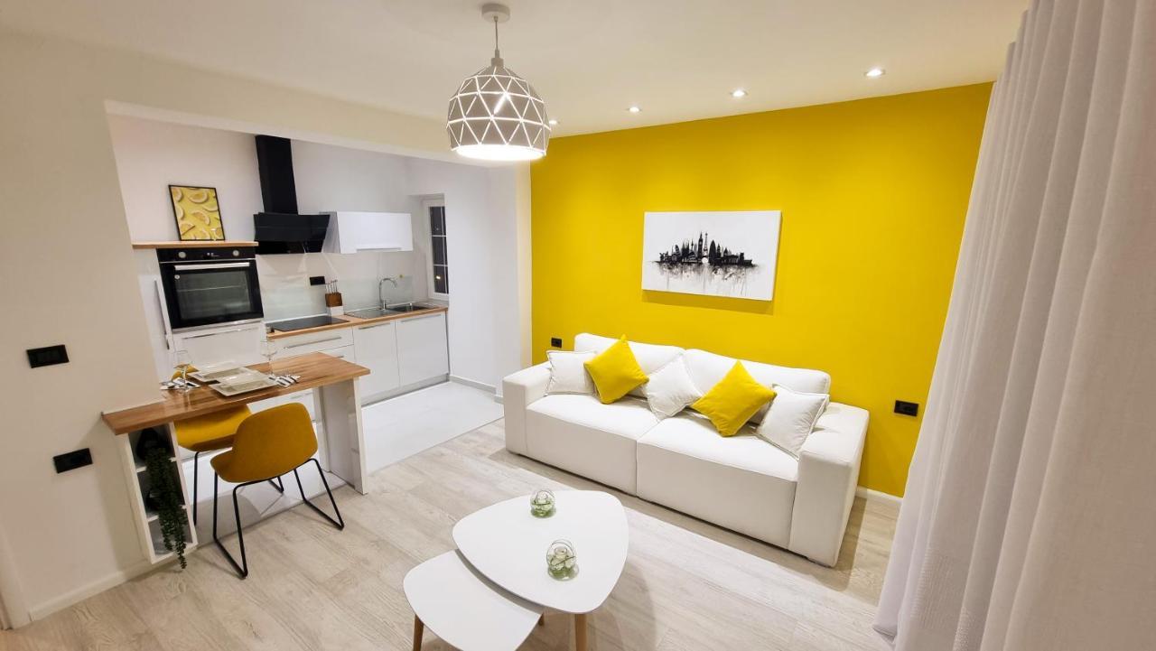 'The Yellow' Condo Berat Exteriör bild