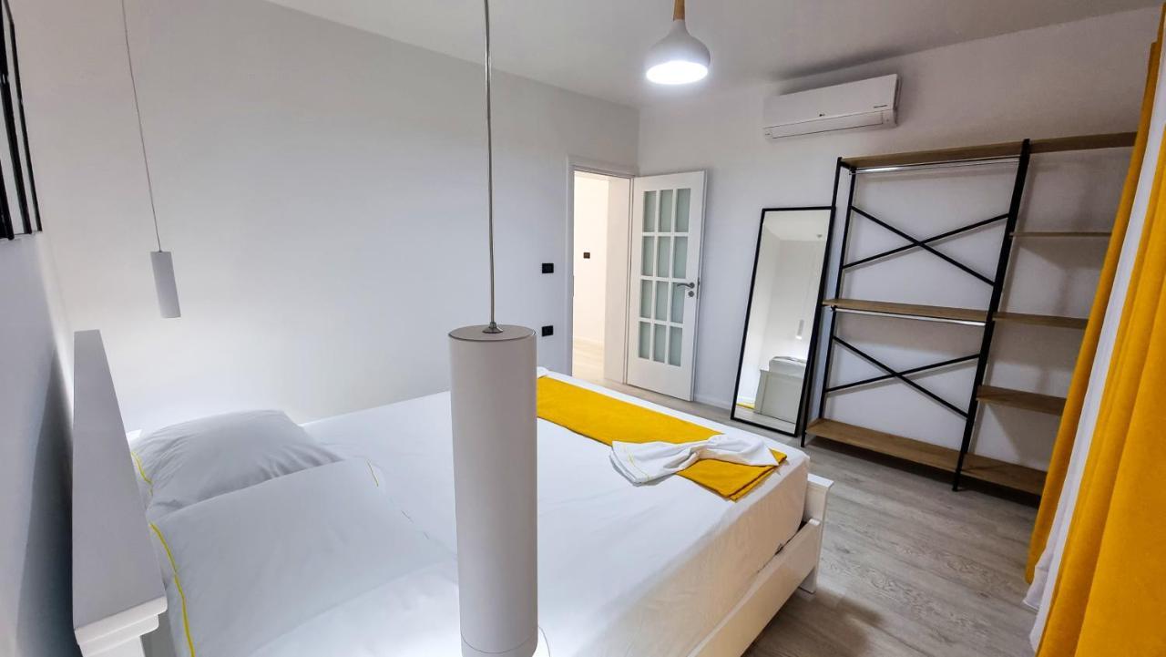 'The Yellow' Condo Berat Exteriör bild
