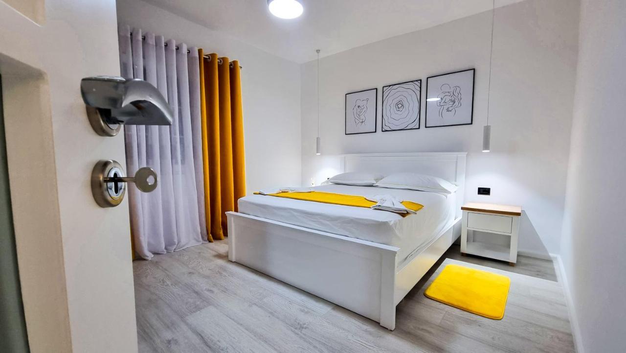 'The Yellow' Condo Berat Exteriör bild