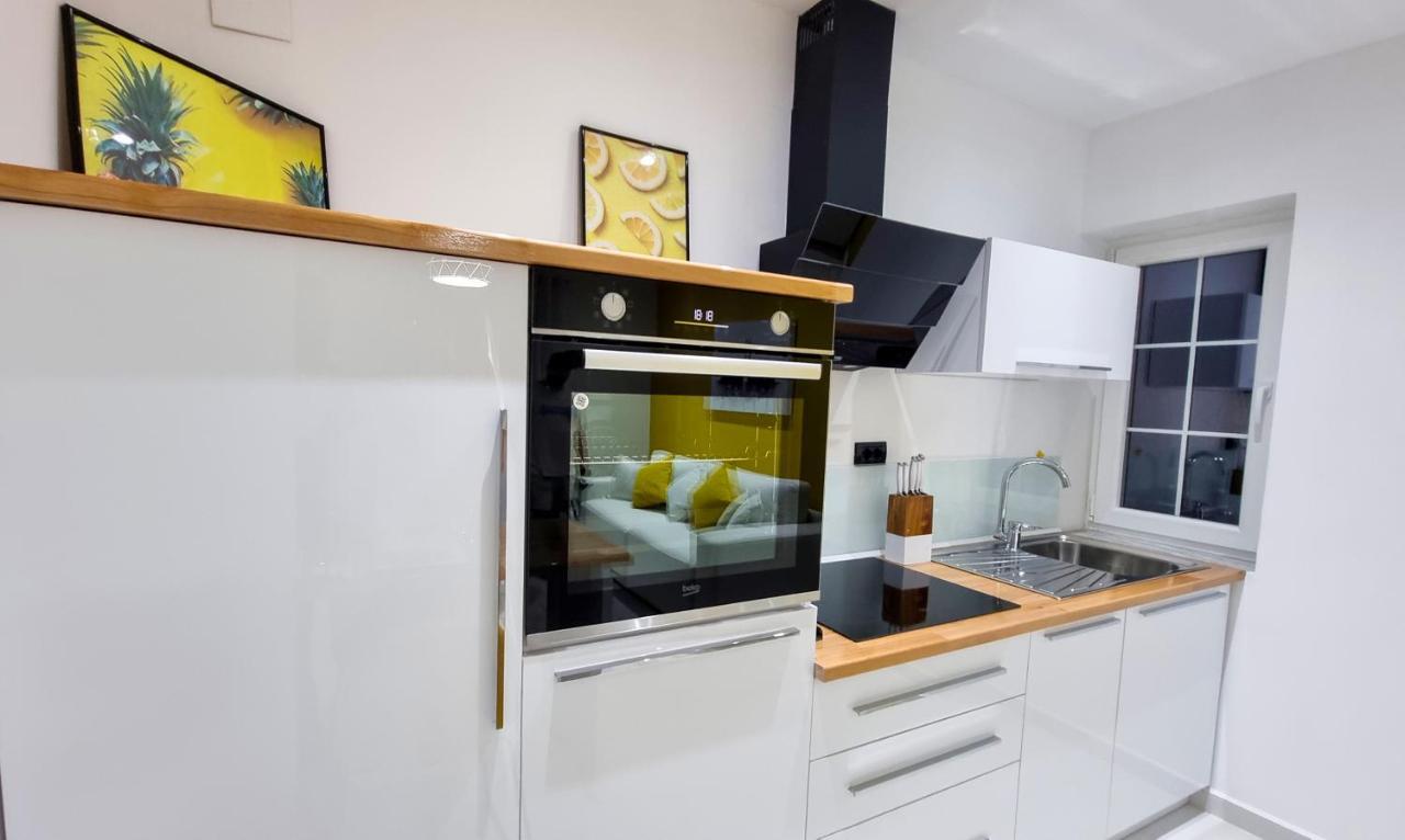 'The Yellow' Condo Berat Exteriör bild