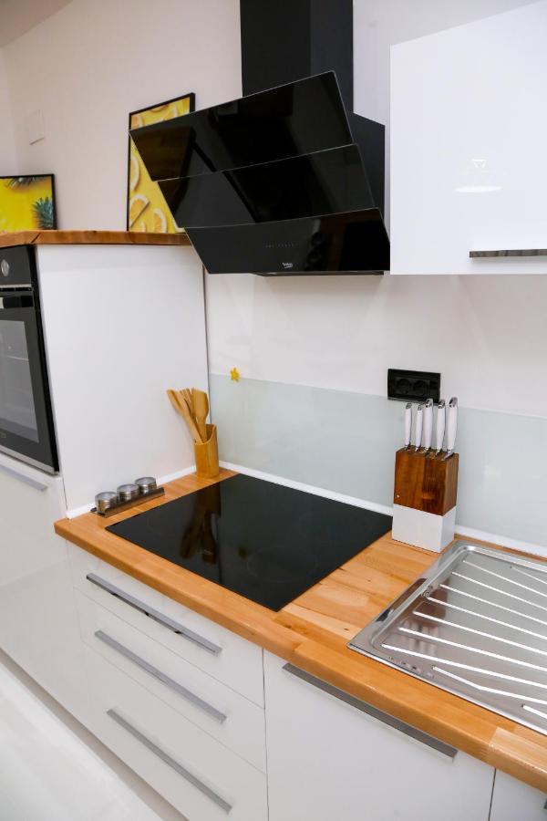 'The Yellow' Condo Berat Exteriör bild