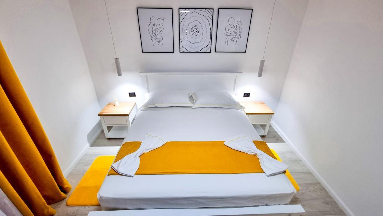 'The Yellow' Condo Berat Exteriör bild