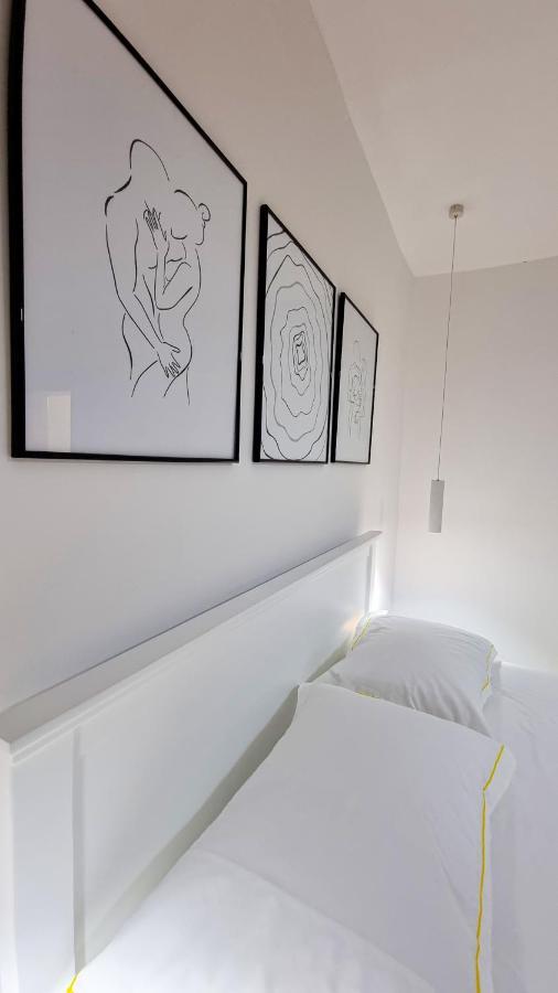 'The Yellow' Condo Berat Exteriör bild